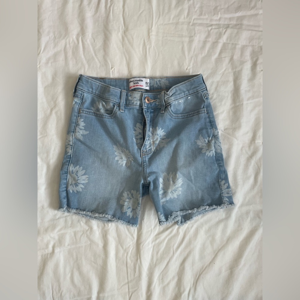Aberocrombie kids jean biker short with flower pattern size 13/14 girls